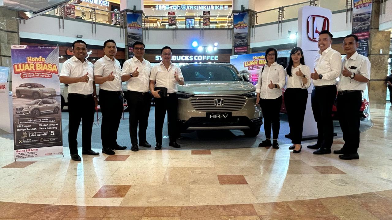 Manajemen Honda KJU Pekanbaru foto bersama di sela pameran 13-17 November di Mal Ska. Foto Ist